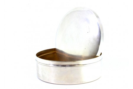 Caixa em prata lisa de forma circular e tampa amovível.