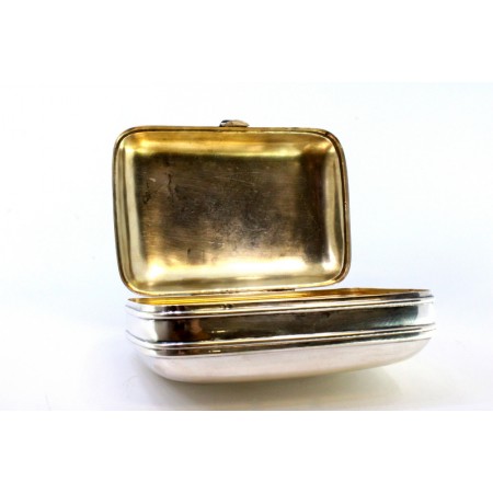 Saboneteira em prata lisa com aplicação no fecho, tampa basculante e interior dourado