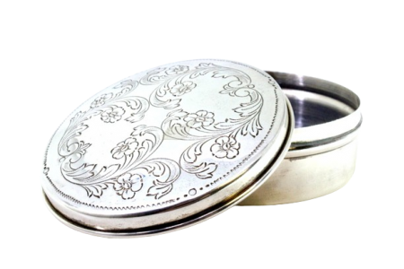 Caixa em prata de forma circular com relevos vegetalistas na tampa 