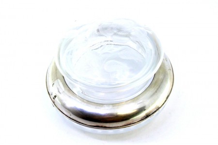 Caixa em vidro lapidado a ácido e envolvência em prata de forma circular.