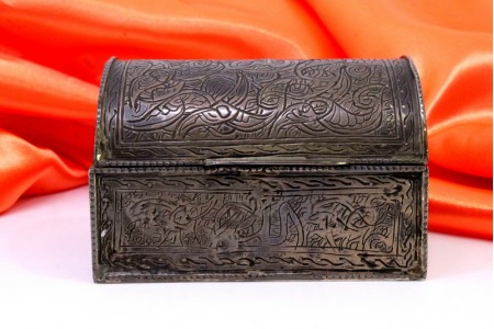  Caixa em prata em forma de baú com gravados ao estilo Turco e tampa basculante.