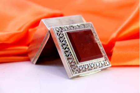 Caixa em prata relevada e recortes com tampa basculante