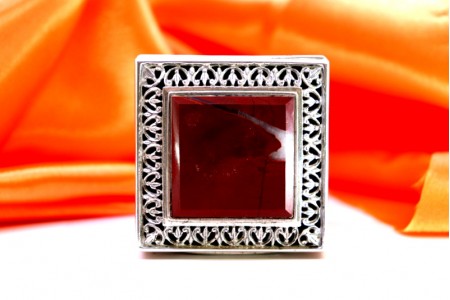 Caixa em prata com relevos e recortes com tampa basculante