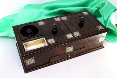 Caixa para fumador em pau santo com vários compartimentos e aplicações em prata.