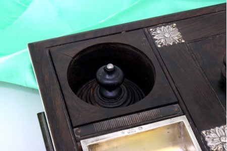 Caixa para fumador em pau santo com vários compartimentos e aplicações em prata.