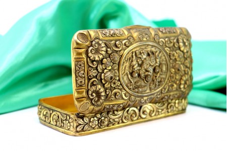 Caixa em prata dourada com motivos florais relevados a cinzel, cartela no centro