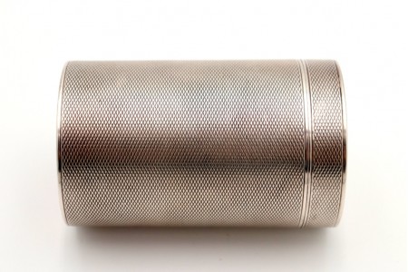 Caixa em prata guilhochada de forma cilíndrica 