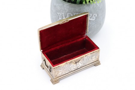 Caixa em prata em forma de baú