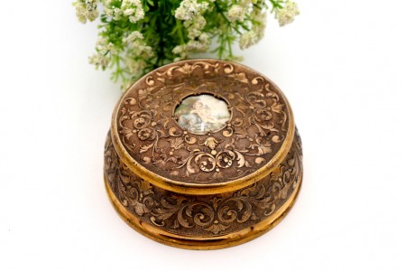 Guarda joias em prata dourada com relevos florais