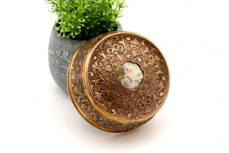 Guarda joias em prata dourada com relevos florais