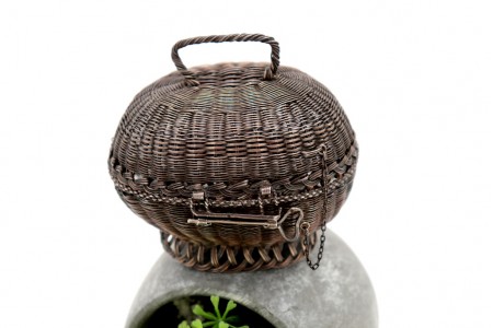Caixa em fio de prata em forma de cesta com pega e sistema de fecho corrediço.