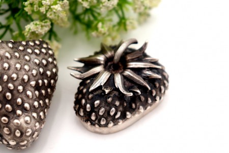 Caixa em forma de morango em vulto perfeito com relevos e aplicações