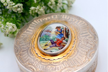 Caixa em prata com relevos e cena idílica sobre esmaltes na tampa amovível.