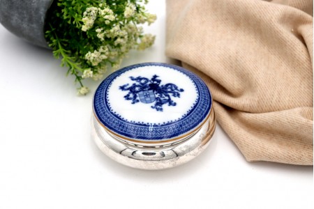 Caixa em prata circular com tampa em porcelana da companhia das índias