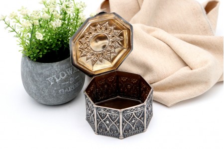 Caixa em prata em forma octogonal com relevos e cartela para monograma na tampa.