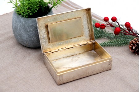 Caixa em prata com gravados e grinaldas, esmalte com motivos florais no centro.