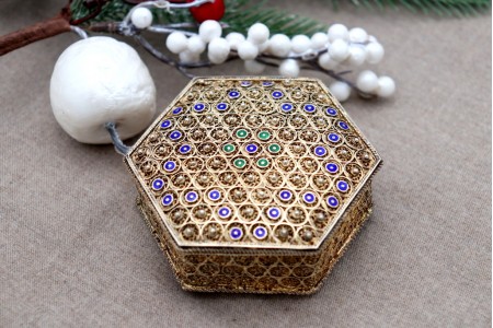 Caixa em prata dourada em filigrana de formato de Hexágonal.