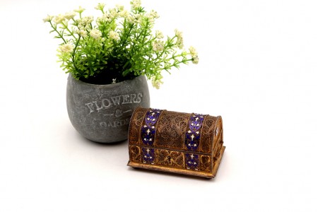 Guarda joias em prata filigrana dourada em forma de baú.