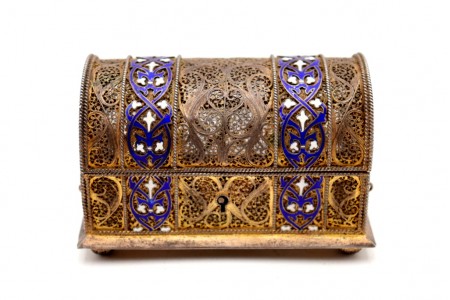 Guarda joias em prata filigrana dourada em forma de baú.