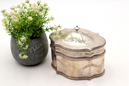  Caixa para chá em prata com gravados e pomo na tampa basculante.