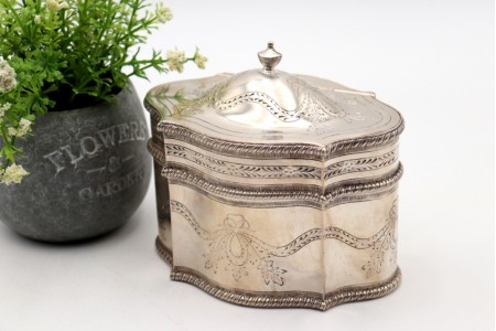  Caixa para chá em prata com gravados e pomo na tampa basculante.