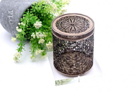 Caixa em prata para algodão em formato cilindrico em filigrana com recortes e pomo na tampa amovível.