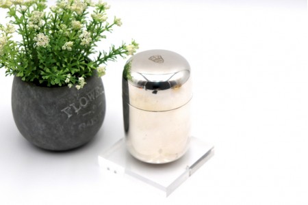 Caixa em prata para algodão em formato cilíndrico liso com brasão na tampa amovível