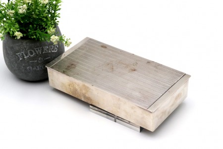 Caixa em prata para tabaco com relevos na tampa e interior revestido a madeira e tampa basculante