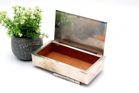 Caixa em prata para tabaco com relevos na tampa e interior revestido a madeira e tampa basculante