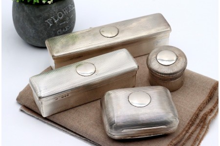 Conjunto de toilette composto por quatro peças em prata frisado e com cartelas