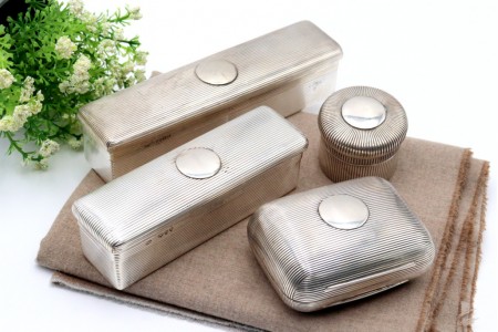 Conjunto de toilette composto por quatro peças em prata frisado e com cartelas para monograma