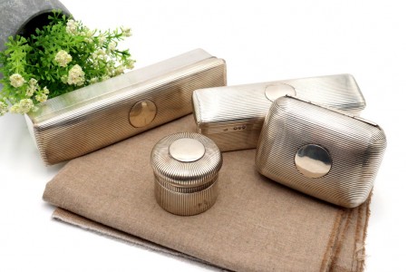 Conjunto de toilette composto por quatro peças em prata frisado e com cartelas para monograma