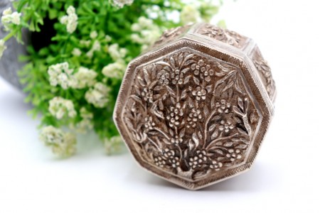 Caixa em prata octogonal com relevos florais revelados e pomba gravada na base