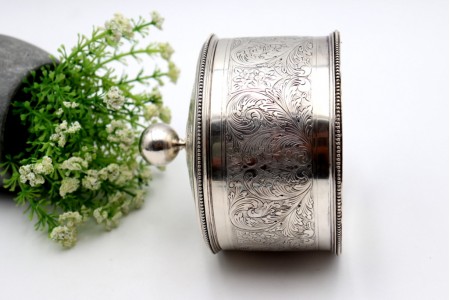 Caixa em prata para chá com relevos florais gravados e perlada na tampa com pomo