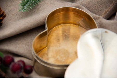 Caixa de prata em formato de coração com tampa amovível.