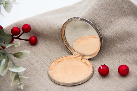  Caixa de toilette em prata com grinaldas gravadas na tampa basculante, bandas guilhochadas no verso e espelho no interior.