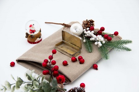 Caixa de rapé em prata em formato rectangular com gravados de panorama de catedral, verso relevado com dupla faixa em espinha.