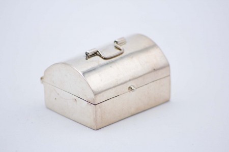 Caixa de comprimidos de prata em forma de baú