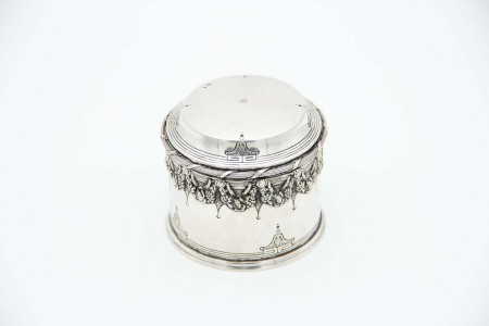 Caixa cilíndrica em prata com relevos floriados dourada no interior