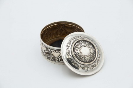 Caixa de prata de forma cilíndrica