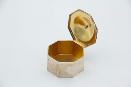 Caixa de prata de formato octogonal