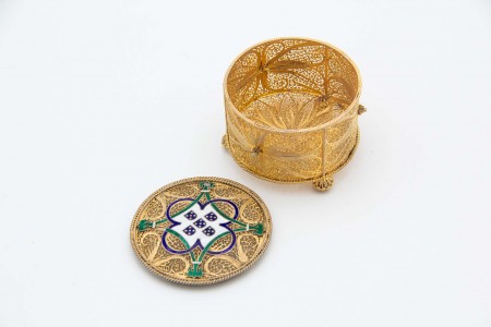 Caixa de prata em malha filigrana dourada