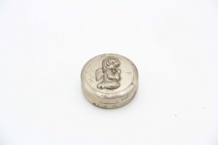 Caixa de comprimidos de prata em formato cilíndrico