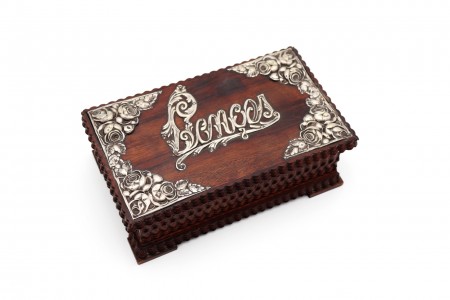 Caixa para lenços em pau santo e aplicações de prata na tampa basculante