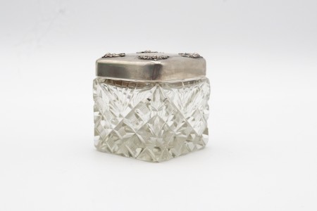 Frasco para chá em vidro lapidado e tampa de prata com motivos florais relevados