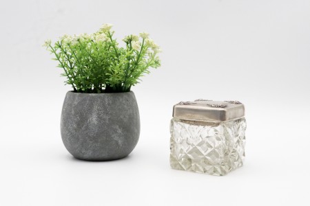 Frasco para chá em vidro lapidado e tampa de prata com motivos florais relevados