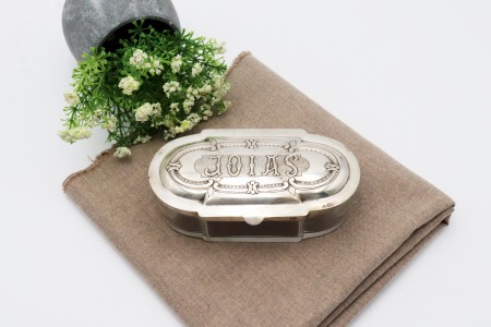 Guarda jóias em vidro lapidado com tampa articulada e inscrição em prata relevada.