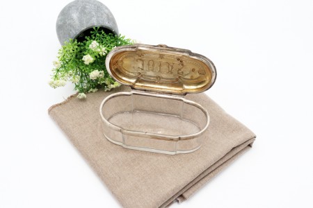 Guarda jóias em vidro lapidado com tampa articulada e inscrição em prata relevada.