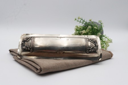 Saboneteira  em vidro lapidado com tampa amovível em prata adornada em alto relevo