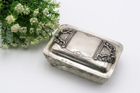 Saboneteira em vidro lapidado com tampa amovível em prata com alto relevo.